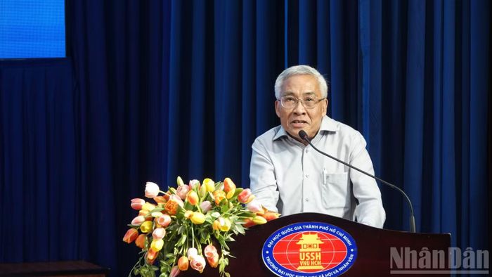 Tiến sĩ Lê Hữu Phước, nguyên Phó Hiệu trưởng Trường đại học Khoa học Xã hội và Nhân văn, Đại học Quốc gia Thành phố Hồ Chí Minh trình bày tham luận tại hội thảo. (Ảnh: LINH BẢO).