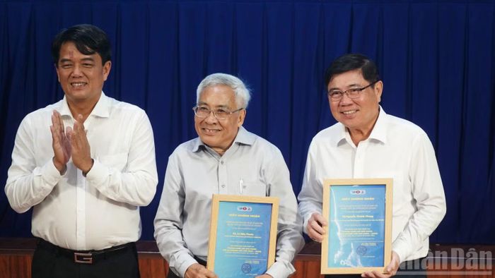 Đồng chí Bùi Thanh Nhân, Trưởng ban Tuyên giáo Thành ủy Thành phố Hồ Chí Minh trao chứng nhận cho các đại biểu trình bày tham luận tại hội thảo. (Ảnh: LINH BẢO)