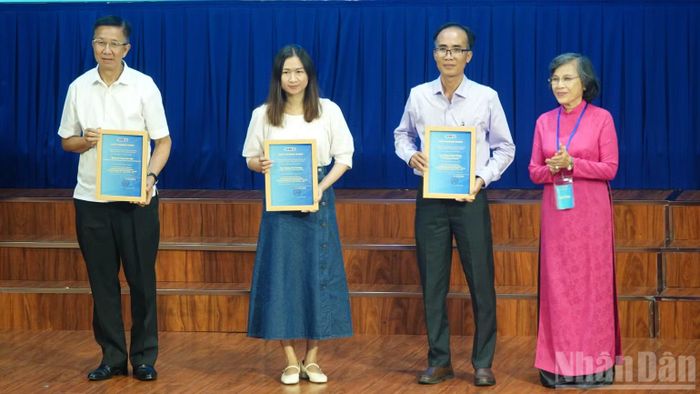 Đồng chí Phạm Phương Thảo, nguyên Phó Bí thư Thành ủy, nguyên Chủ tịch Hội đồng nhân dân Thành phố Hồ Chí Minh trao chứng nhận cho các đại biểu trình bày tham luận tại hội thảo. (Ảnh: LINH BẢO)