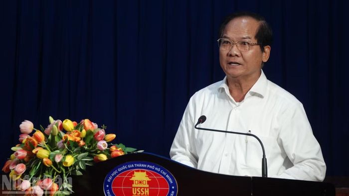 Đồng chí Trần Văn Khuyên, Phó Trưởng ban Tuyên giáo Thành ủy Thành phố Hồ Chí Minh phát biểu khai mạc hội thảo. (Ảnh: LINH BẢO)