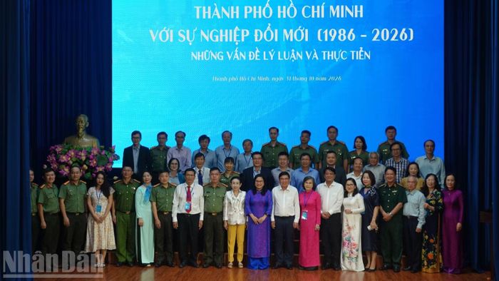 Các đại biểu chụp ảnh lưu niệm. (Ảnh: LINH BẢO)