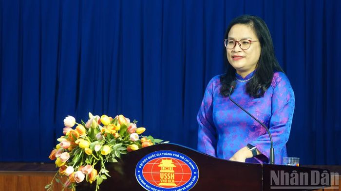Giáo sư, Tiến sĩ Ngô Thị Phương Lan, Hiệu trưởng Trường đại học Khoa học Xã hội và Nhân văn, Đại học Quốc gia Thành phố Hồ Chí Minh báo cáo đề dẫn hội thảo. (Ảnh: LINH BẢO)