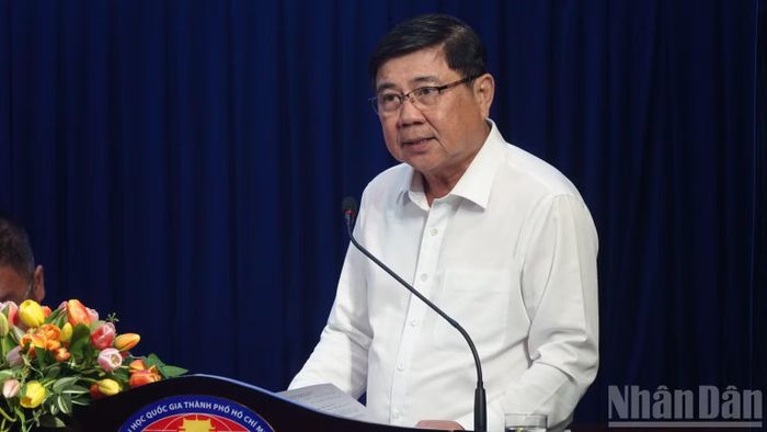 Tiến sĩ Nguyễn Thành Phong, nguyên Ủy viên Trung ương Đảng, nguyên Chủ tịch Ủy ban nhân dân Thành phố Hồ Chí Minh trình bày tham luận tại hội thảo. (Ảnh: LINH BẢO)