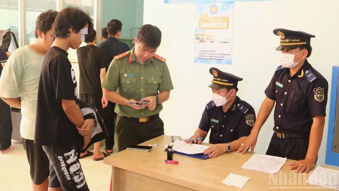 Công an tỉnh Đồng Tháp phối hợp lực lượng chức năng tiếp nhận công dân Việt Nam do nước Campuchia trao trả. (Ảnh: PHƯỚC THANH)