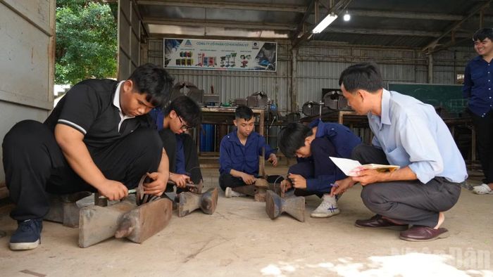 Giáo dục, đào tạo nghề góp phần định hướng tương lai và giúp các em phòng ngừa nguy cơ bị lừa đảo. (Ảnh: TRỌNG TÍN)