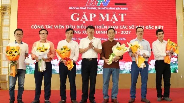 Đồng chí Nguyễn Trung Hiền, Giám đốc Báo và Phát thanh, Truyền hình Bắc Ninh (đứng giữa) biểu dương, khen thưởng các cộng tác viên tiêu biểu.