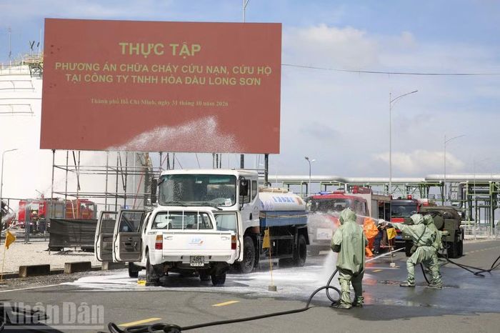 Diễn tập xử lý tình huống giả định va chạm giao thông gây rò rỉ hóa chất.