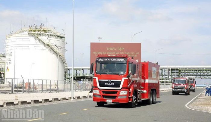 Xe cứu hỏa của doanh nghiệp hóa dầu tham gia diễn tập.