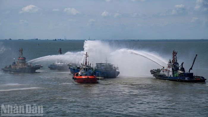 Các tàu phun nước dập hóa chất rò rỉ trên tàu gặp sự cố.