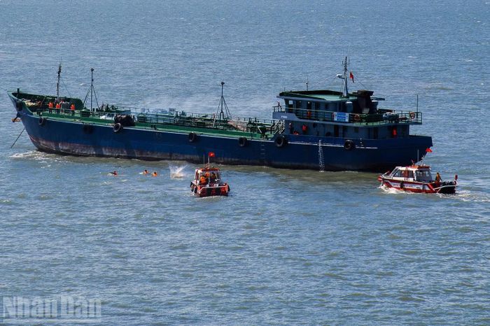Người trên tàu nhảy xuống nước và ca-nô đến cứu vớt.
