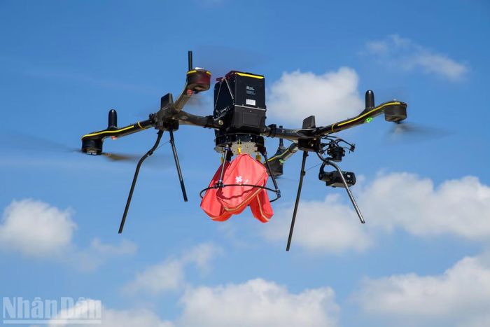 Drone đưa áo phao đến tàu gặp sự cố.