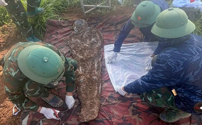 Đội tìm kiếm, quy tập hài cốt liệt sĩ số 2 cất bốc các hài cốt liệt sĩ. (Ảnh: Bộ Chỉ huy quân sự tỉnh Quảng Trị)