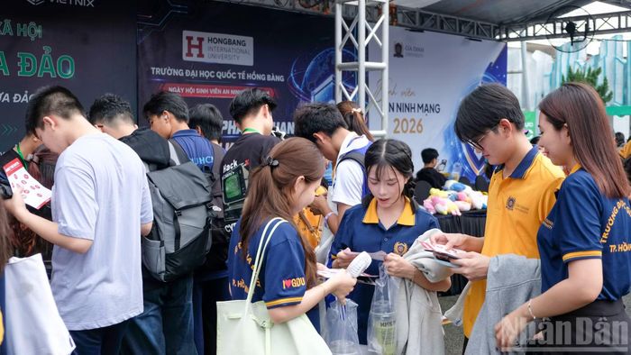 Tại gian hàng của Chống Lừa Đảo, sinh viên được tham gia trò chơi phân biệt website chính thống và website giả mạo, nhận diện video được tạo bằng AI.