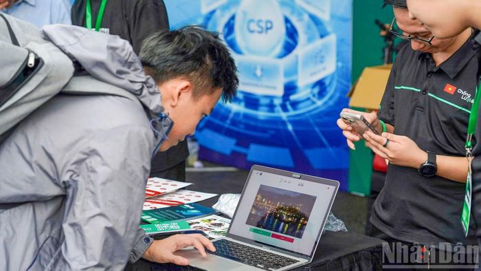 Sinh viên tham gia trải nghiệm gian hàng của Chống Lừa Đảo, sinh viên được tham gia trò chơi phân biệt website chính thống và website giả mạo.