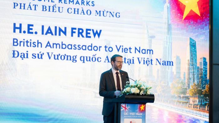 Đại sứ Anh tại Việt Nam Iain Frew phát biểu ý kiến tại Diễn đàn Doanh nghiệp Vương quốc Anh-Việt Nam 2026. (Ảnh: CTV)