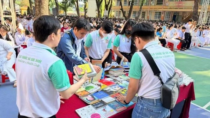 Trung tâm Hoạt động cộng đồng và Sức khỏe học đường tặng Tủ sách lớp học tại Trường trung học phổ thông Nguyễn Du, thành phố Đồng Nai. (Ảnh: CTV)