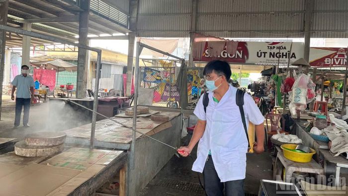 Xã Vĩnh Gia phun xịt khử trùng tại chợ mua bán thịt gia súc. (Ảnh: THANH DŨNG)