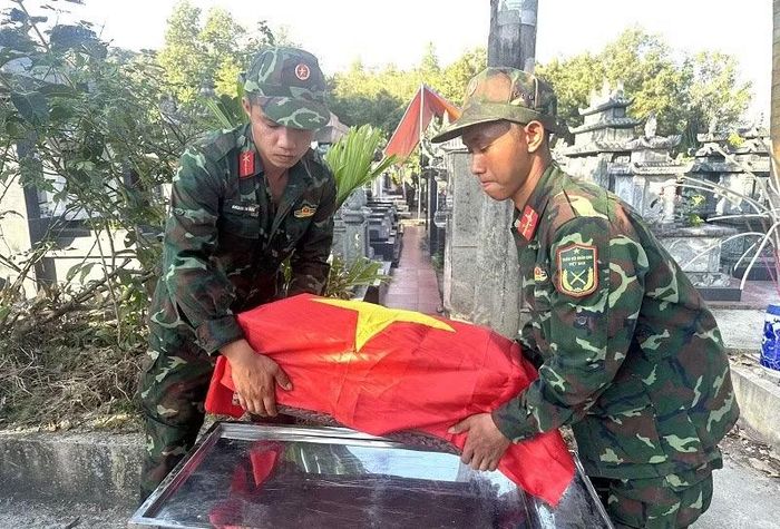Các chiến sĩ cẩn trọng di chuyển từng hài cốt liệt sĩ. (Ảnh: LÊ LAN)