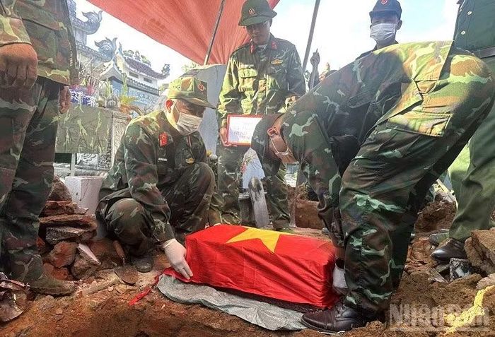 Cán bộ, chiến sĩ Bộ Chỉ huy quân sự tỉnh Điện Biên cất bốc hài cốt liệt sĩ chưa xác định danh tính (thông tin mộ phần do ông Đỗ Đức Tuyến cung cấp). (Ảnh: LÊ LAN)