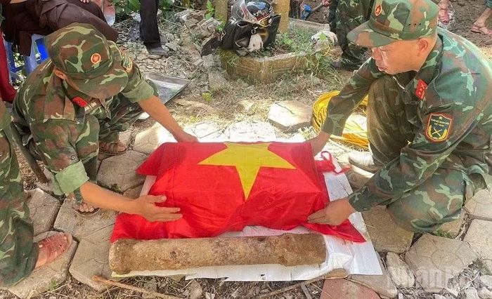 Hài cốt liệt sĩ và di vật được cán bộ, chiến sĩ Bộ Chỉ huy quân sự tỉnh Điện Biên nâng niu cẩn trọng. (Ảnh: LÊ LAN)