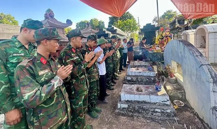 Cán bộ, chiến sĩ Bộ Chỉ huy quân sự tỉnh Điện Biên cùng cán bộ, nhân dân tổ dân phố Hữu Nghị dâng hương viếng các liệt sĩ trước khi thực hiện cất bốc, quy tập. (Ảnh: LÊ LAN)