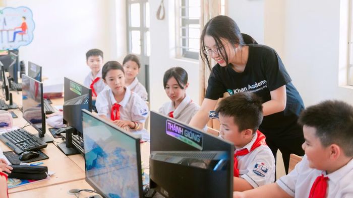 Hướng dẫn học sinh học tập trên nền tảng số tại Trường Tiểu học - THCS Tiến Thắng B, Hà Nội. (Ảnh: VNF)