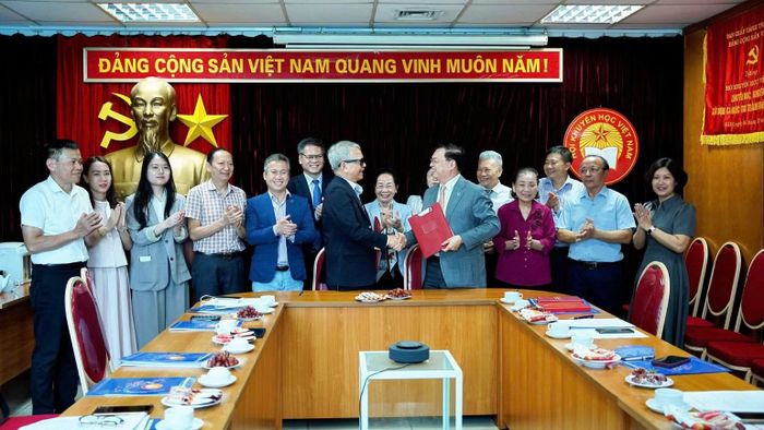 Phó Chủ tịch kiêm Tổng Thư ký Hội Khuyến học Việt Nam Lê Mạnh Hùng và ông Phạm Đức Trung Kiên, Chủ tịch The Vietnam Foundation, đồng sáng lập Chương trình Khan Academy Vietnam, trao Biên bản ghi nhớ hợp tác trước sự chứng kiến của các đại biểu. (Ảnh: VNF)