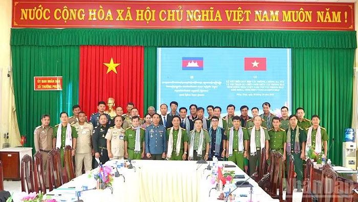 Đại biểu 2 tỉnh chụp ảnh lưu niệm. (Ảnh: PHƯỚC THANH)