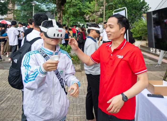 Học sinh hào hứng trải nghiệm các sản phẩm ứng dụng AI tại lễ phát động cuộc thi. ( Ảnh: HÀ LINH)