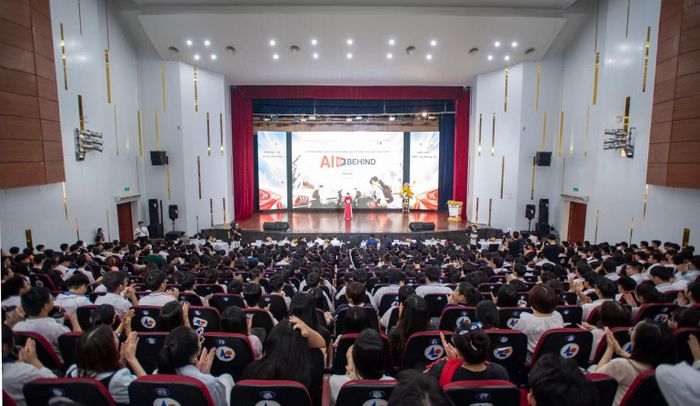 Đông đảo học sinh trung học phổ thông trên địa bàn Hà Nội tham dự lễ phát động cuộc thi. ( Ảnh: HÀ LINH)