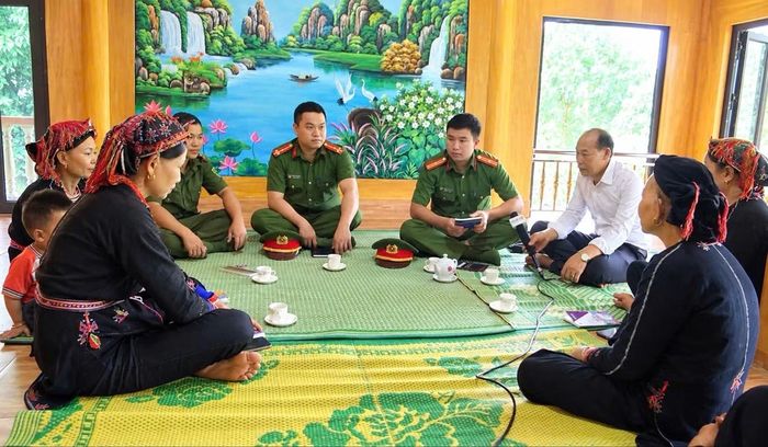 Cán bộ Công an tỉnh Lào Cai tuyên truyền cho bà con về các thủ đoạn lừa đảo, chiếm đoạt tài sản trên không gian mạng. Ảnh: Sơn Thanh