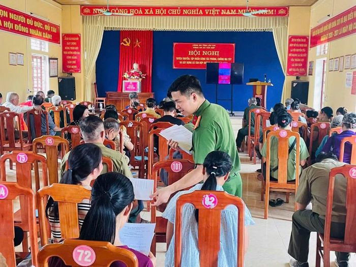 Công an tỉnh Lào Cai khuyến cáo người dân về các phương thức, thủ đoạn mới của tội phạm công nghệ cao. Ảnh: Sơn Thanh