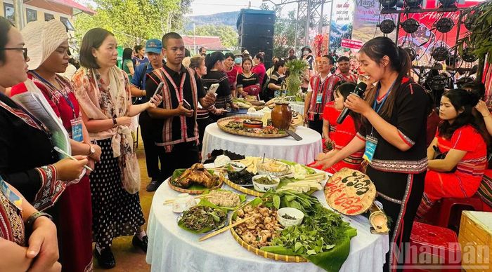 Hội thi ẩm thực truyền thống đồng bào Xơ Đăng. (Ảnh ĐÔNG HUYỀN)