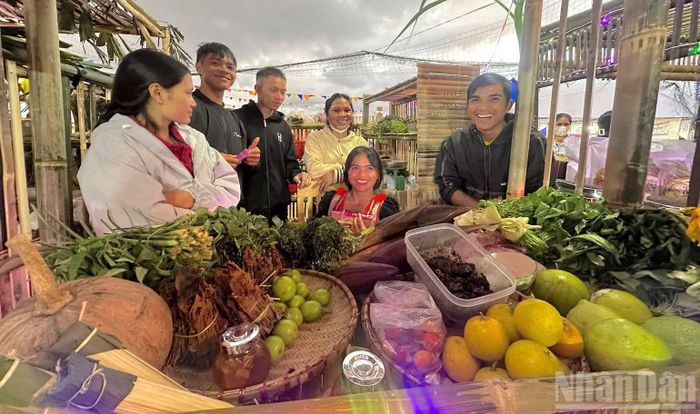Đồng bào Xơ Đăng vùng cao Quảng Ngãi trồng trọt nhiều nông sản, dược liệu đặc trưng. (Ảnh: ĐÔNG HUYỀN)