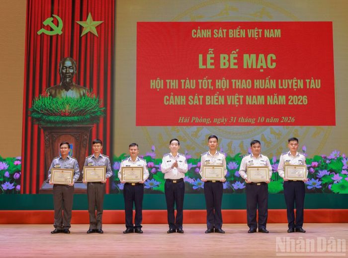 Trung tướng Bùi Quốc Oai, Chính ủy Cảnh sát biển Việt Nam trao giải Nhất, Nhì, Ba toàn diện cho các tàu tham dự hội thi, hội thao.
