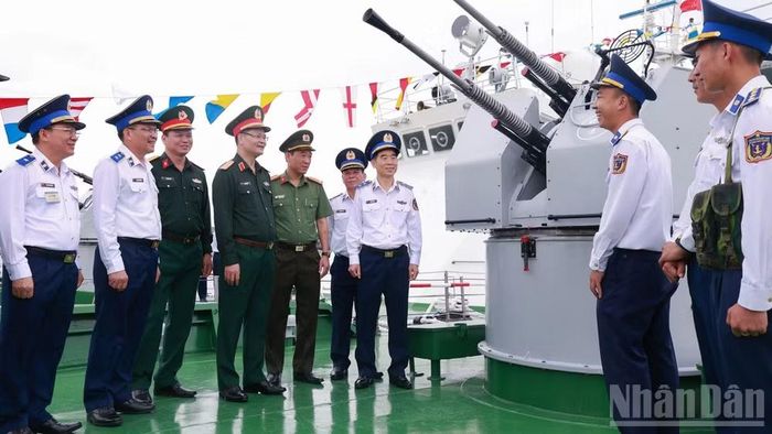 Các đại biểu tham quan tàu Cảnh sát biển Việt Nam tham dự hội thi, hội thao. (Ảnh: THẾ ĐẠI)