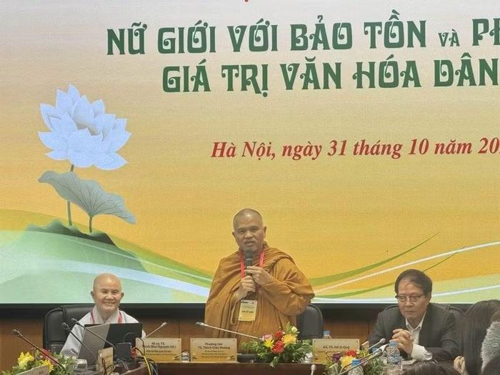 Thượng tọa, Tiến sĩ Thích Giác Hoàng phát biểu tại hội thảo. (Ảnh: BAN TỔ CHỨC)