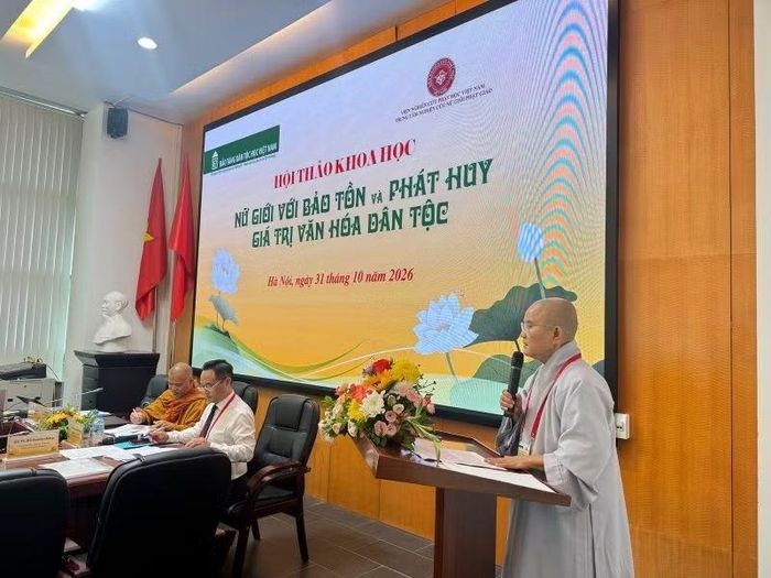 Ni sư, Tiến sĩ Thích Nữ Như Nguyệt (Huê Lâm), Giám đốc Trung tâm Nghiên cứu Nữ giới Phật giáo, phát biểu khai mạc hội thảo. (Ảnh: BAN TỔ CHỨC)