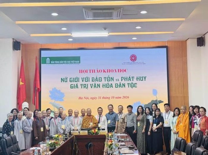 Các đại biểu tham gia hội thảo chụp ảnh lưu niệm. (Ảnh: BAN TỔ CHỨC)