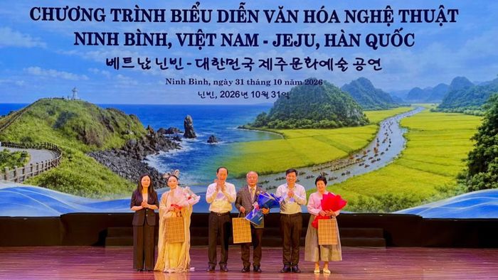 Tỉnh Ninh Bình tặng hoa chúc mừng đại diện đoàn đến từ Hàn Quốc. (Ảnh: YẾN TRINH)
