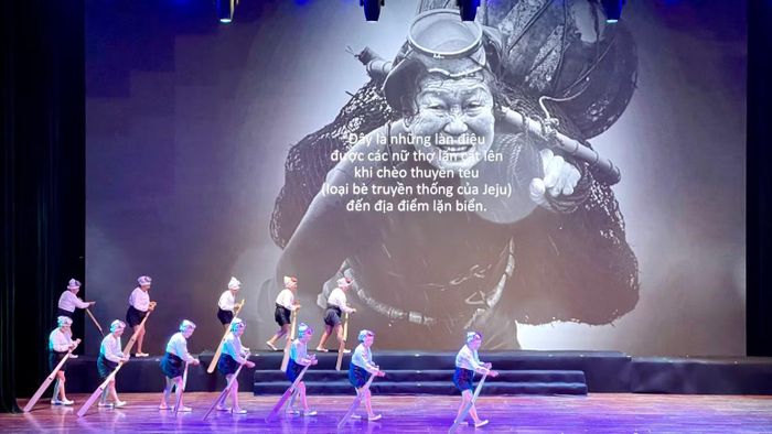 Văn hóa Haenyeo Jeju được biểu diễn tại chương trình. (Ảnh: YẾN TRINH)