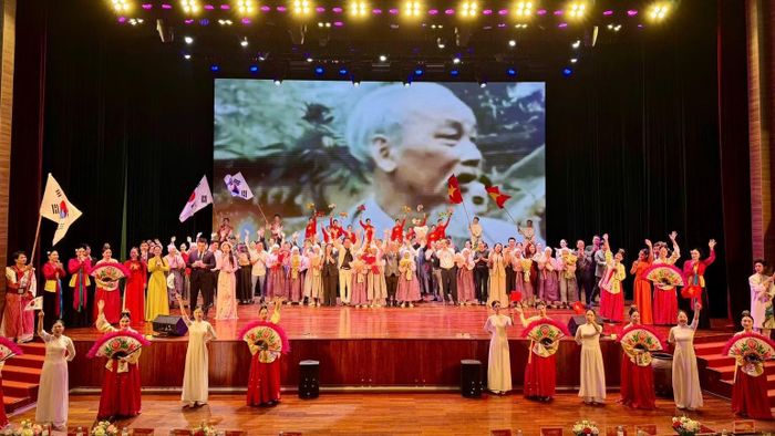 Tiết mục “Bài ca Hồ Chí Minh” khép lại chương trình biểu diễn nghệ thuật. (Ảnh: YẾN TRINH)