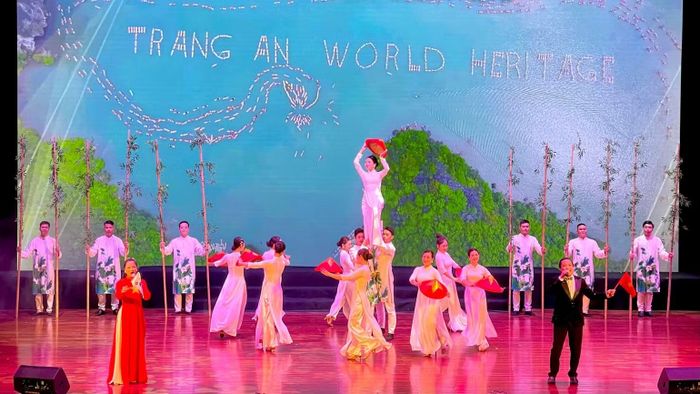 Tiết mục Việt Nam quê hương tôi tại chương trình. (Ảnh: YẾN TRINH)
