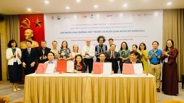 Đại diện các hội y khoa ký tuyên bố đồng thuận thúc đẩy giảm natri, phòng ngừa bệnh tim mạch và đột quỵ (Ảnh: BAN TỔ CHỨC)