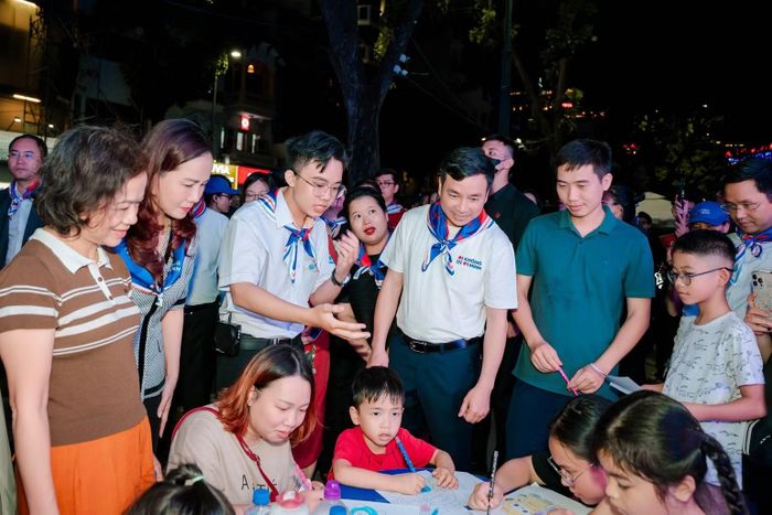 Ban tổ chức giao lưu cùng các em nhỏ và người dân trong không gian trải nghiệm. (Ảnh: BAN TỔ CHỨC)