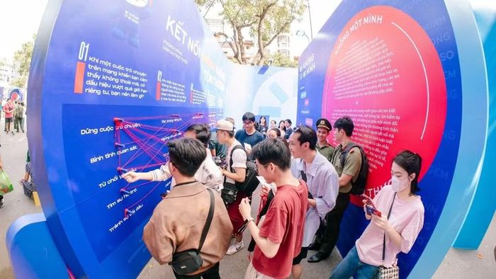 Chương trình VIP Tour tham quan các khu vực triển lãm tương tác công nghệ tại Ngày hội An toàn trực tuyến. (Ảnh: BAN TỔ CHỨC)