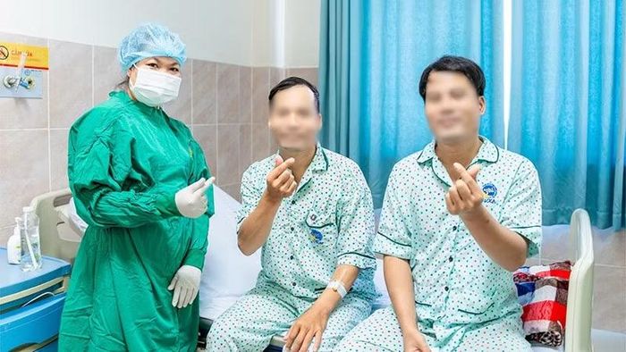 Hai anh em trong ngày xuất viện. (Ảnh: Bệnh viện cung cấp)