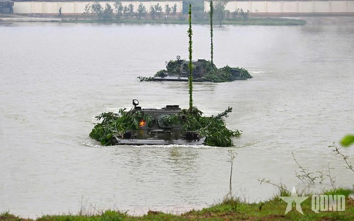 Lực lượng tăng thiết giáp Quân khu 4 thực hành vượt sông trong diễn tập. 