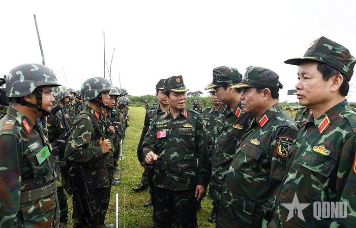 Đại tướng Nguyễn Tân Cương động viên bộ đội sau diễn tập. 
