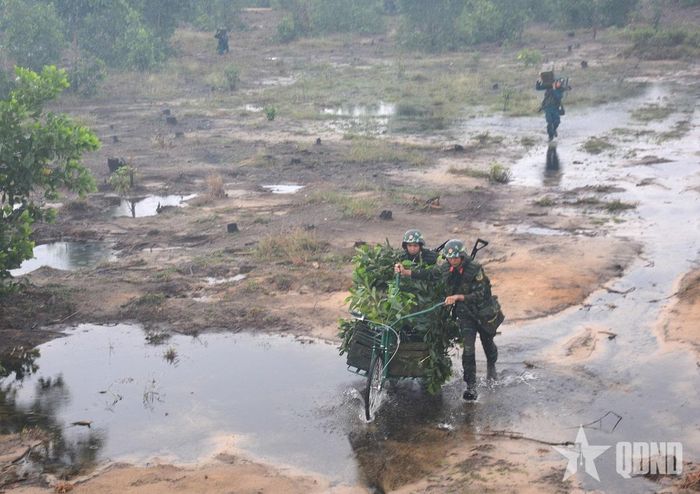 Vận chuyển vũ khí, đạn dược, vật chất bảo đảm chiến đấu trong diễn tập. 